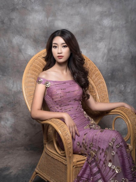 Tân Hoa hậu chọn các thiết kế nhẹ nhàng và tinh tế - phong cách đã gắn liền với hình ảnh của Mỹ Linh kể từ ngày đăng quang