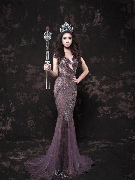 Sau khi đăng quang Hoa hậu Việt Nam 2016, cô sinh viên Đại học Ngoại Thương luôn là một trong những tâm điểm chú ý của công chúng. Mặc dù không xuất hiện quá nhiều trong các sự kiện trong thời gian qua nhưng Đỗ Mỹ Linh lại liên tục ghi tên mình ở vị trí hàng sao đẹp nhờ phong cách thời trang tinh tế, quyến rũ