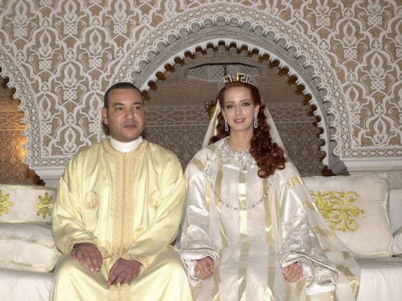 Nhà vua Morocco Mohamed VI kết hôn với cô dâu, kỹ sư Lalla Salma xinh đẹp, tại Cung điện hoàng gia ở Rabat, Morocco năm 2002.