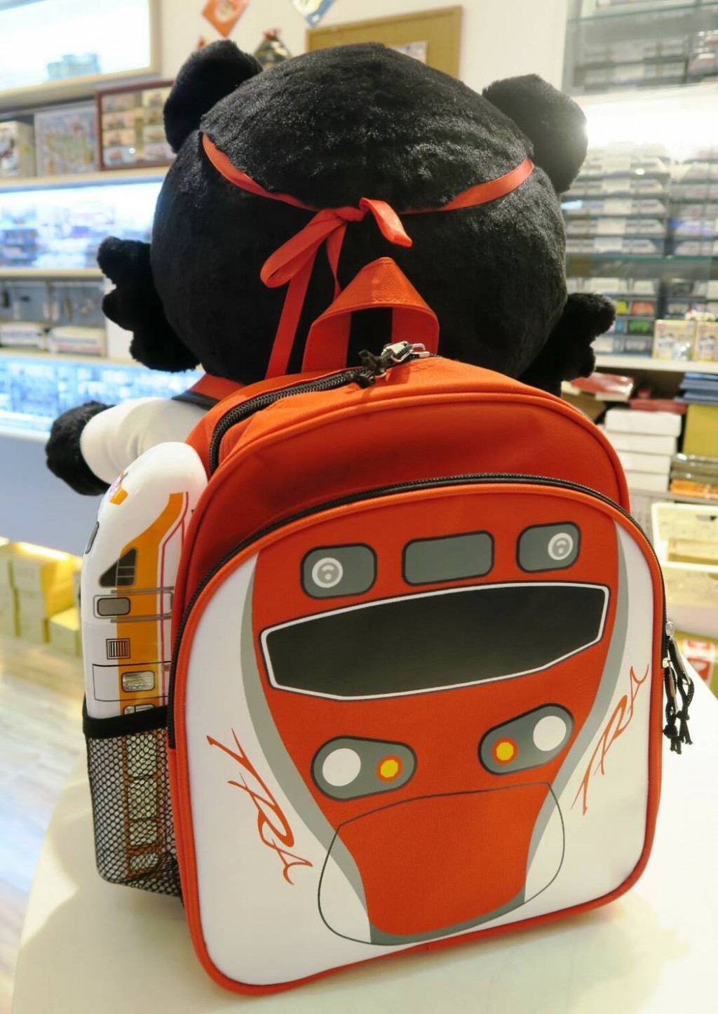 Nhân dịp Tết Nhi đồng, Cục Đường sắt Đài Loan (TRA) cũng đã cho ra mắt sản phẩm ba lô dành cho trẻ em hình Hello Kitty, hình tàu hỏa đi cùng các loại bút chì màu, tẩy, chai nước và mũ. 
