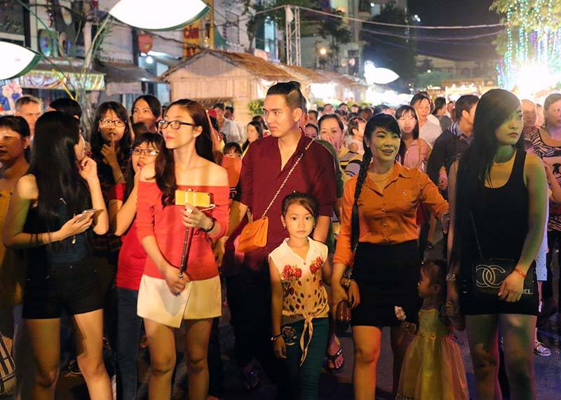 Tại công viên Lưu Hữu Phước chật ních người đến xem chương trình nghệ thuật chào đón năm mới. Nguồn: Vietnamnet
