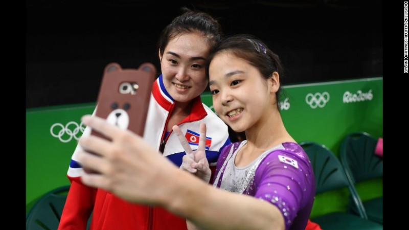 Vận động viên Lee Eun-ju của đoàn thể thao Hàn Quốc chụp ảnh 'tự sướng' cùng nữ vận động viên Hong Un-jong của đoàn thể thao Cộng hòa DCND Triều Tiên tại Olympic Rio, ngày 4/8/2016.