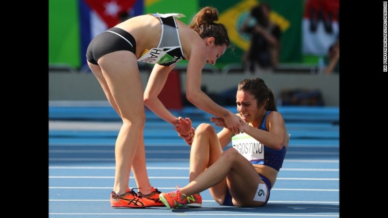 Vận động viên New Zealand Nikki Hamblin (trái) quay lại đỡ vận động viên Abbey D’Agostino của Mỹ đứng dậy sau khi họ va chạm nhau tại vòng bán kết giải chạy ở Olympic Rio, ngày 16/8/2016. Sau đó, cả hai cùng hoàn thành nốt đường chạy và được người hâm mộ hoan nghênh nhiệt liệt vì tinh thần thể thao cao thượng.