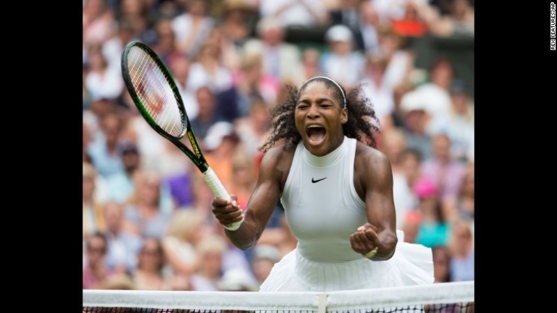 Tay vợt Serena William ăn mừng chiến thắng thứ 7 của cô tại giải đấu Wimbledon, ngày 9/7/2016. Tại đây, cô đã đánh bại tay vợt người Đức Angelique Kerber.