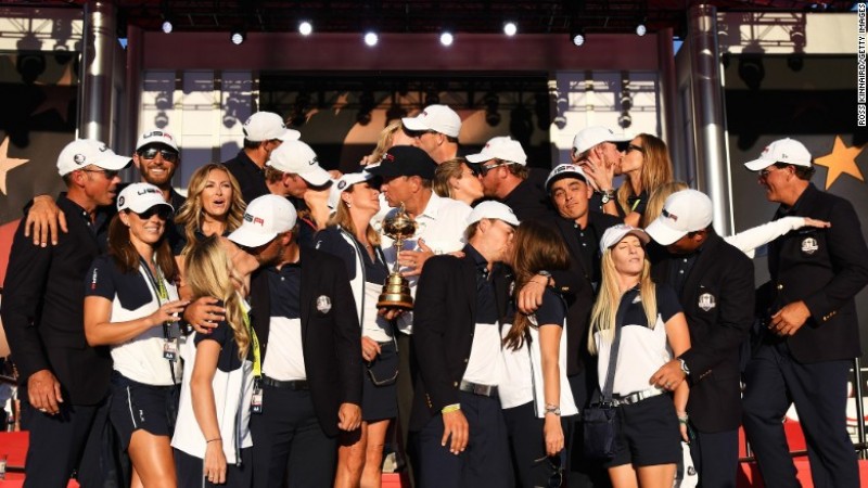 Tay golf Rickie Fowler kêu gọi đồng đội của mình hôn vợ và người yêu của họ để có bức ảnh kỷ niệm chiến thắng thật ý nghĩa vào 2/10/2016. 