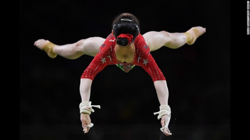 Vận động viên thể dục dụng cụ Trung Quốc Tan Jiaxin thực hiện bài thi tại Olympic Rio, ngày 7/8/2016.