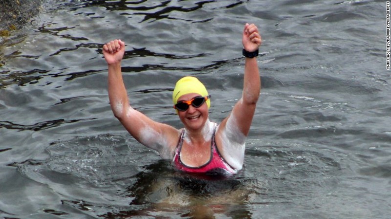 Heather Clatworthy ăn mừng sau khi trở thành người đầu tiên trong gần 90 năm qua bơi 13 dặm dọc bờ biển Bắc Ireland, từ Moville đến Porstewwart trong 4h15 phút.