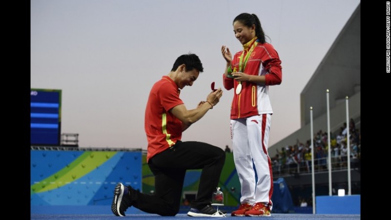 Vận động viên Qin Kai cầu hôn bạn gái mình là vận động viên He Zi , khi cô vừa giành được huy chương bạc tại Olympic Rio, ngày 14/8/2016.