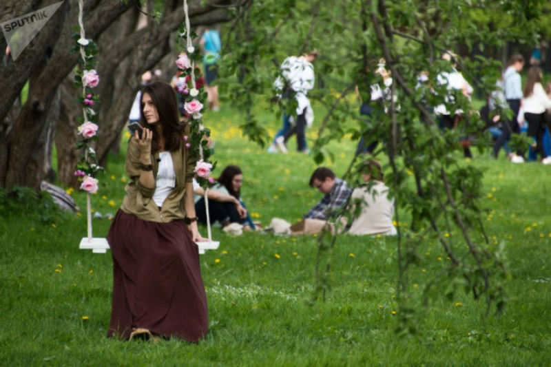 Mọi người thích thú tận hưởng không gian dễ chịu tại vườn táo Kolomenskoye.