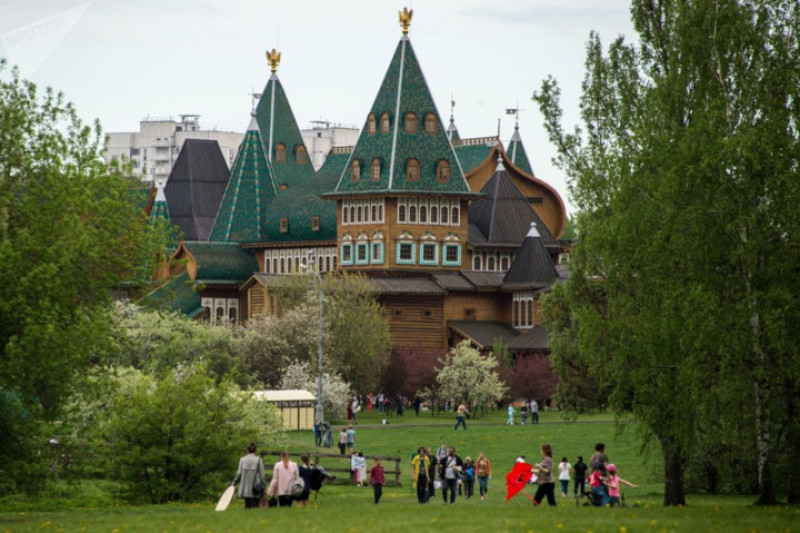 Dịp này, ban quản lý công viên Kolomenskoye tổ chức lễ hội mùa xuân “Đêm Trắng ở Kolomenskoye” với các buổi hòa nhạc và triển lãm ngoài trời.