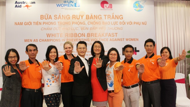 Trưởng đại diện UN Women Việt Nam Shoko Ishikawa cùng các đại biểu cam kết xóa bỏ bạo lực giới.