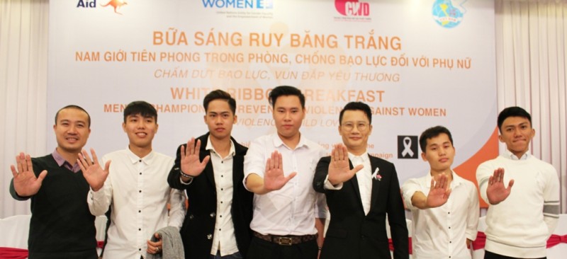 Ca sĩ-nhạc sĩ Hoàng Bách cùng các đại biểu nam kêu gọi cộng đồng chung tay xóa bỏ bạo lực đối với phụ nữ và trẻ em gái.