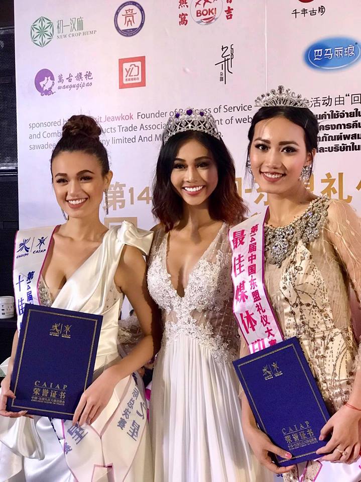  Bảo Nghi (bìa trái) hạnh phúc khi vào Top 10 Hoa hậu Thanh lịch Đông Nam Á - Miss China ASEAN Etiquette Pageant 2018