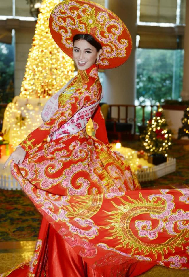 Bộ áo dài rực rỡ nổi bật của đại diện Việt Nam