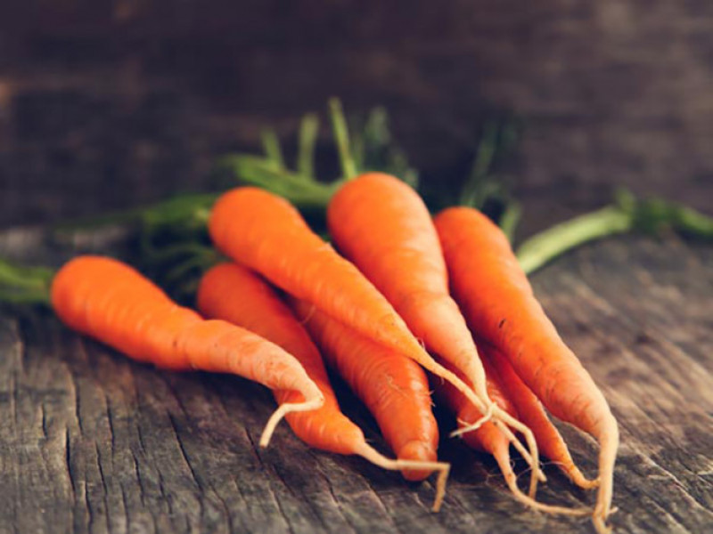 Cà rốt giàu vitamin A và C, hai loại vitamin cần thiết cho xương chắc. Chúng giúp bảo vệ canxi trong xương và khuyến khích sự phát triển của chúng. Ăn ít nhất ba củ cà rốt mỗi ngày giúp tăng chiều cao và cơ thể phát triển khoẻ mạnh hơn.