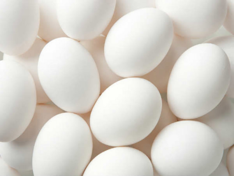 Trứng là loại thực phẩm phổ biến nhất được sử dụng để tăng chiều cao. Chúng chứa vitamin D, canxi và riboflavin. Số lượng protein cao thúc đẩy sự phát triển của xương. Albumin trong lòng trắng chứa rất nhiều chất đạm để làm tăng chiều cao.