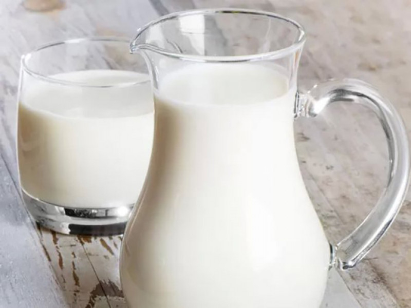 Sữa, đặc biệt là sữa bò nguyên chất giàu canxi. Vì canxi là một thành phần quan trọng tạo nên xương của chúng ta, nó giúp việc phát triển và duy trì xương chắc khoẻ. Hàm lượng vitamin A trong sữa cũng giúp bảo vệ canxi trong cơ thể và giúp cơ thể sử dụng nó một cách tối đa. Canxi được coi là một trong những chất tăng cường chiều cao tự nhiên tốt nhất.
