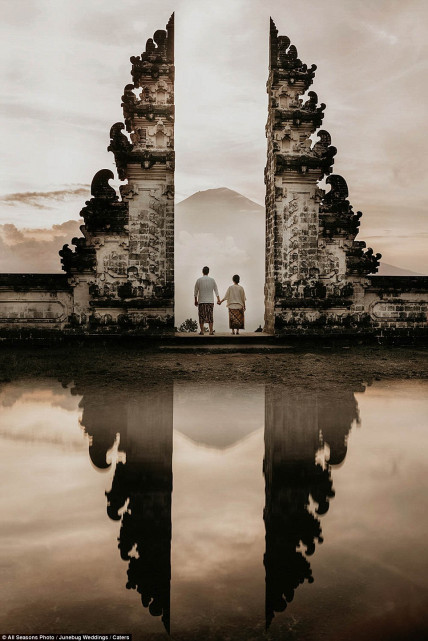 Bức ảnh cưới tuyệt đẹp này là tác phẩm của nhiếp ảnh gia Gary Even của All Seasons Photo trong bộ ảnh cưới của một cặp đôi tại một ngôi đền ở Karangasem, Bali, Indonesia.