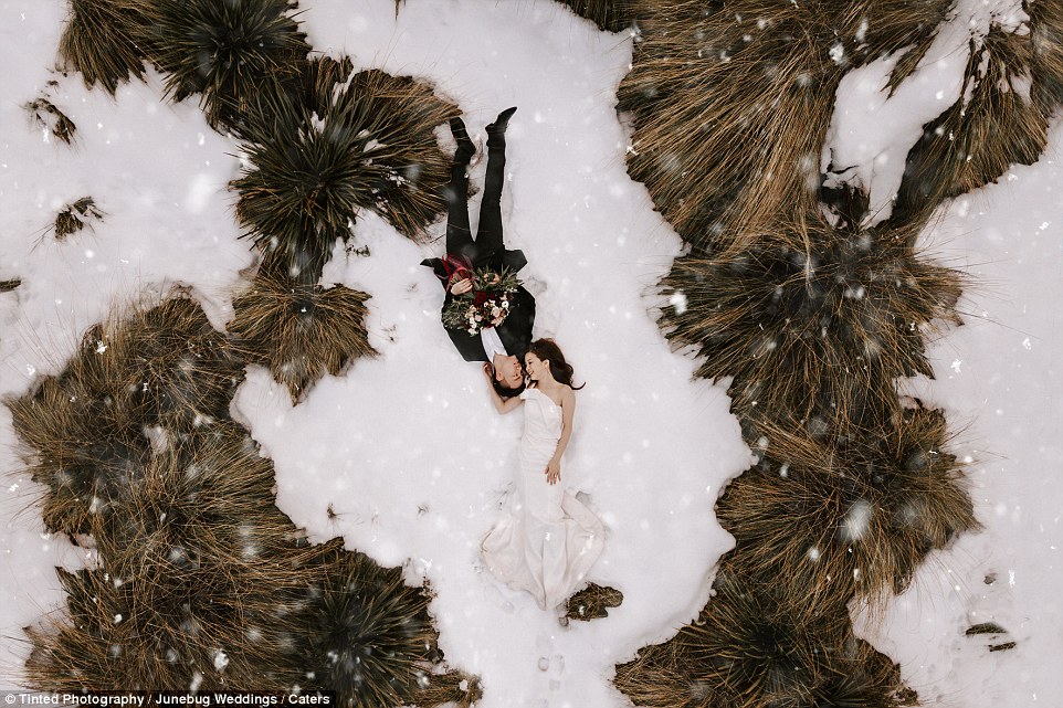 Nhiếp ảnh gia Benjamin Lane và Sirjana Singh của Tinted Photography đã tạo ra một bức ảnh cưới đẹp đến không thể tin được giữa nền tuyết trắng tại Queenstown, New Zealand.