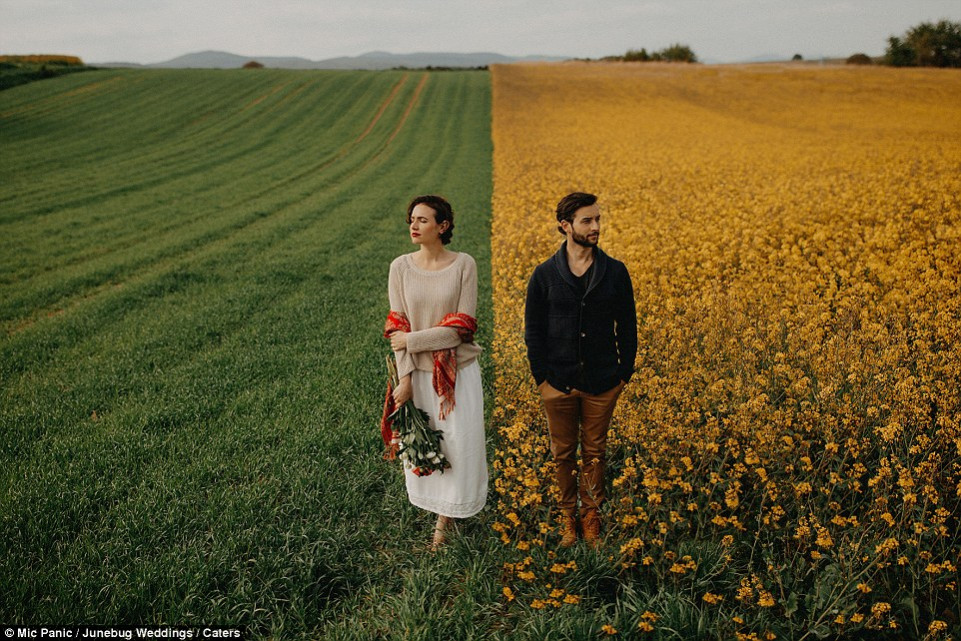 Cánh đồng trải dài như vô tận ở Rhineland-Palatine (Đức) trở thành khung nền tuyệt mỹ cho cô dâu và chú rể trong bức hình của nhiếp ảnh gia Mladen Panic đến từ Mic Panic Photography & Design.