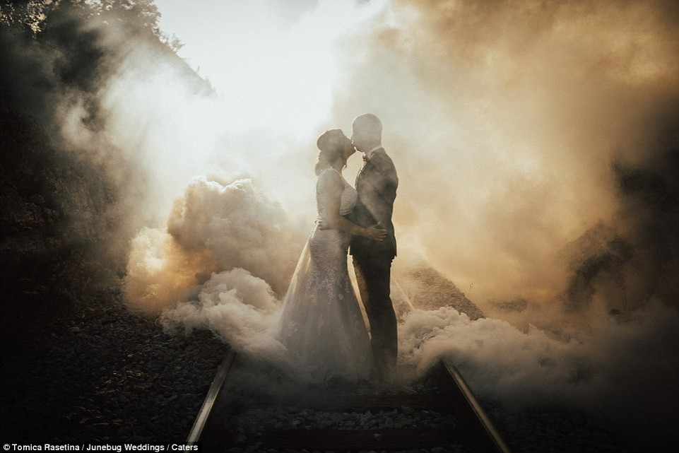 Dưới ống kính của nhiếp ảnh gia Tomica Rasetina, khoảnh khắc cặp đôi trao nhau nụ hôn như ngừng lại tại Rijeka, Croatia.