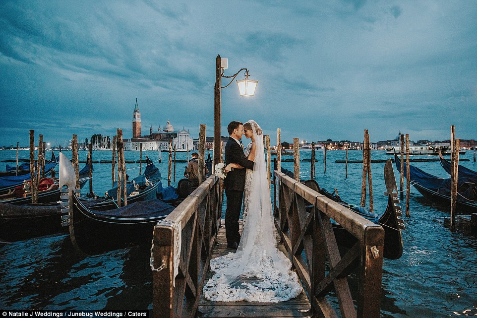 Bức ảnh cưới được nhiếp ảnh gia Natalie Watts của Natalie J Weddings chụp tại thành phố lãng mạn Venice.