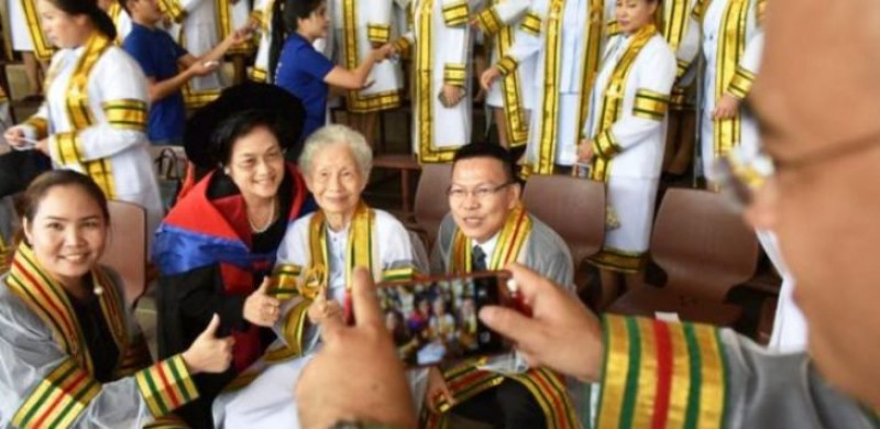 Khi một cô con gái đang làm việc ở bệnh viện đăng ký một khóa ngắn hạn ở trường Đại học Mở Sukhothai Thammathirat, cụ Kimlan nảy ra ý định nhập học cùng con. Năm đó, cụ đã 72 tuổi. Tuy nhiên, cái chết đột ngột của một người con khiến cụ đau buồn, tạm ngưng việc học. Bước vào tuổi 85, cụ mới thử cho mình thêm một cơ hội nữa. Cụ đăng ký học ngành Sinh thái học nhân văn với hy vọng sẽ được học về cách sống một cuộc sống hạnh phúc và có ích. 