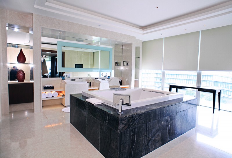 Phòng tắm sang trọng, bao gồm cả phòng sauna và bể massage.