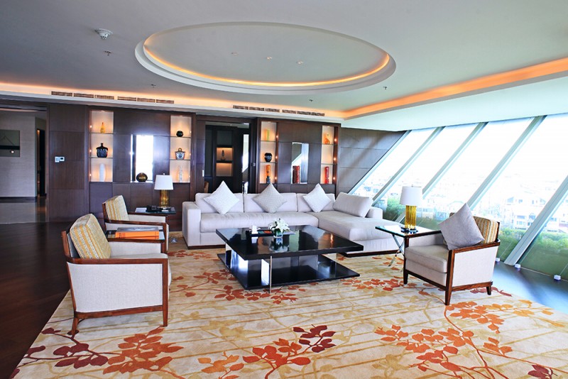 Căn phòng này là phòng cao cấp nhất của khách sạn JW Marriott, với diện tích rộng tới 320 m2, có đủ các phòng chức năng (gồm cả bếp riêng). Giá phòng là 7.000 USD/ngày đêm (tương đương 157 triệu đồng).
