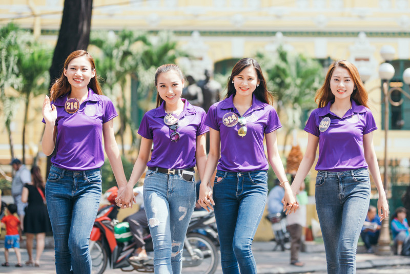 Trong trang phục quần jeans và áo thun tím nổi bật của chương trình, 19 thí sinh vào chung kết Hoa khôi Du Lịch Việt Nam 2017 đã thu hút sự chú ý của đông đảo người dân và khách du lịch trên tất cả tuyến phố mà các cô đi qua.