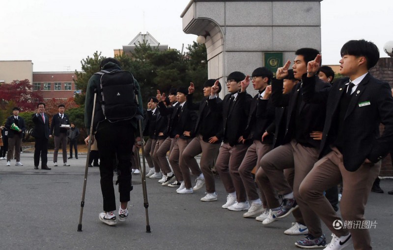 Đội cổ động viên nam cùng nhau biểu diễn điệu nhảy “quyết thắng” trước trường thi. Được biết, kỳ thi đại học của Hàn Quốc tổ chức giữa tháng 11 hàng năm, mỗi năm đều có hàng trăm nghìn thí sinh tham gia, tuy nhiên tỷ lệ đỗ vào các trường chỉ có 50%.