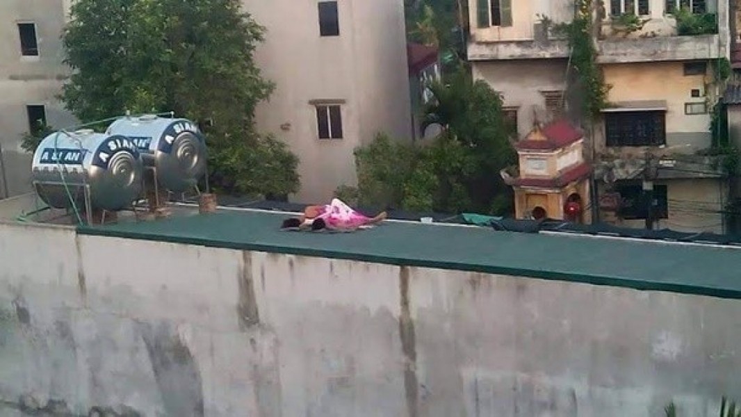 Sinh viên Học viện Nông nghiệp Việt Nam lên mái nhà nằm ngủ để tránh nóng