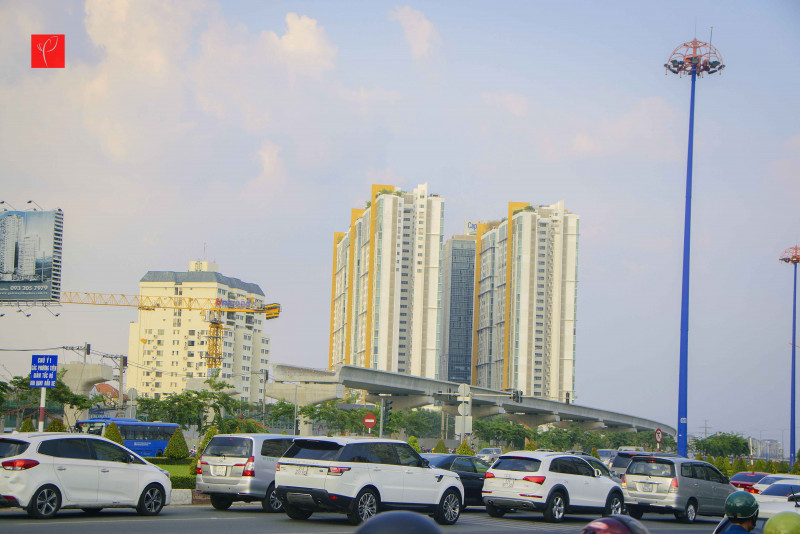 Cầu vượt của tuyến Metro Bến Thành - Suối Tiên dọc xa lộ Hà Nội đang chờ ngày 