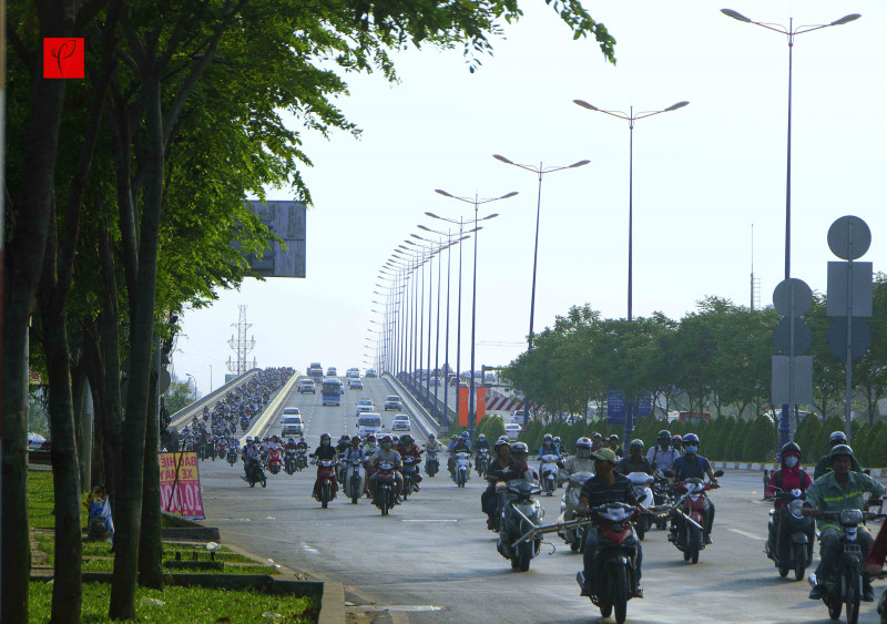 Cầu Sài Gòn 2 được khánh thành vào năm 2013 với luồng xe hướng  ra trung tâm thành phố khá thông thoáng vào giờ tan tầm