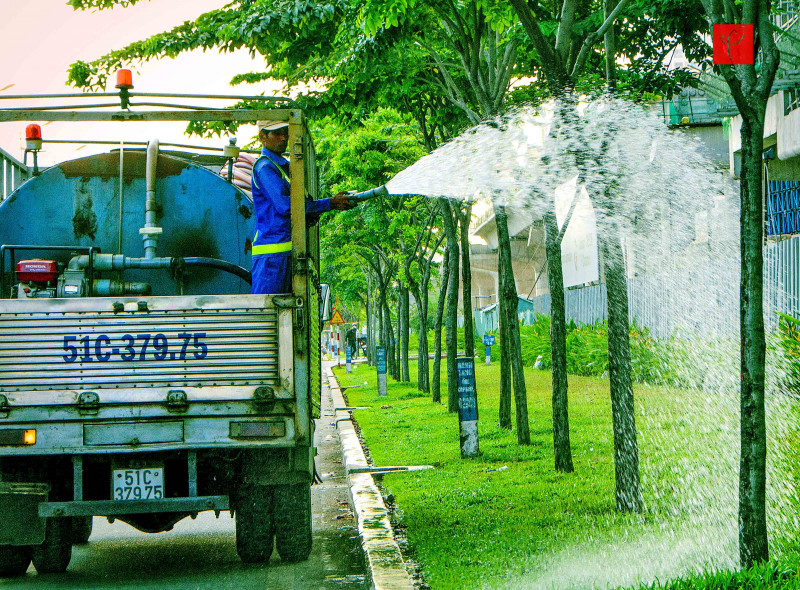 Công nhân chăm sóc những mảng xanh ven đường mỗi ngày