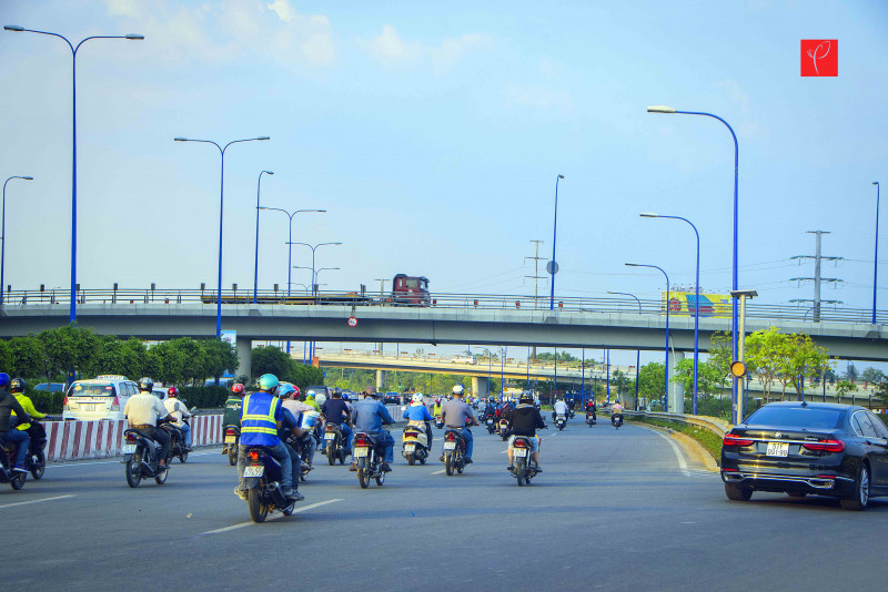 Cầu vượt Cát Lái được thông xe từ năm 2010 đã giúp cho khu vực của ngõ thành phố thông thoáng hơn, giảm ùn tắc giao thông hiệu quả