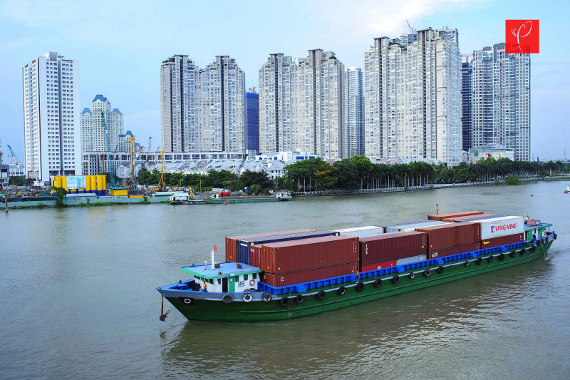 Tàu chở hàng trên sông Sài Gòn đang trên đường về cảng Cát Lái