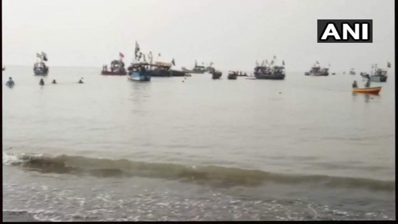 Truyền thông địa phương cho biết các học sinh trường cấp hai Babubhai đi dã ngoại trên bãi biển Parnaka. 

