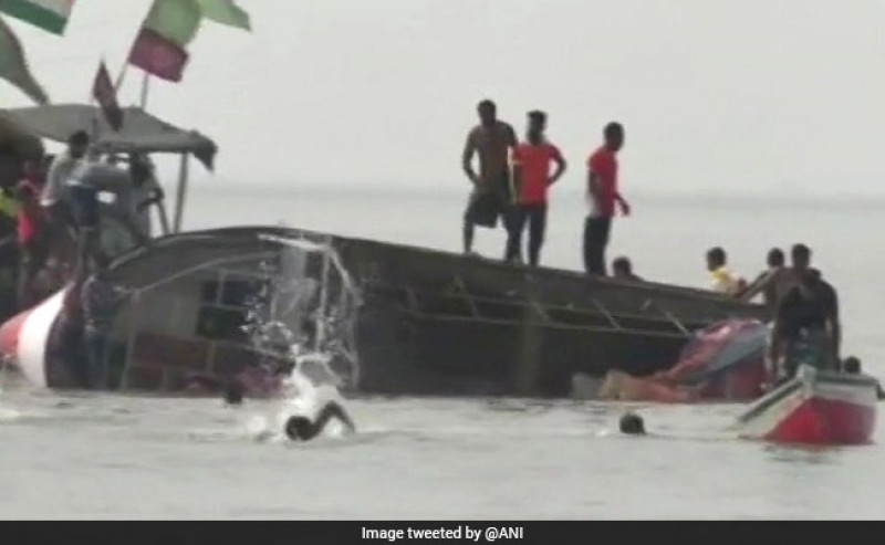 Lực lượng bảo vệ bờ biển Ấn Độ đã điều tàu và một máy bay cùng 2 trực thăng tham gia công tác cứu hộ. Theo điều tra sơ bộ, nguyên nhân vụ việc bước đầu được cho là do chở quá số người quy định đồng thời đã có lệnh điều tra vụ việc. 

