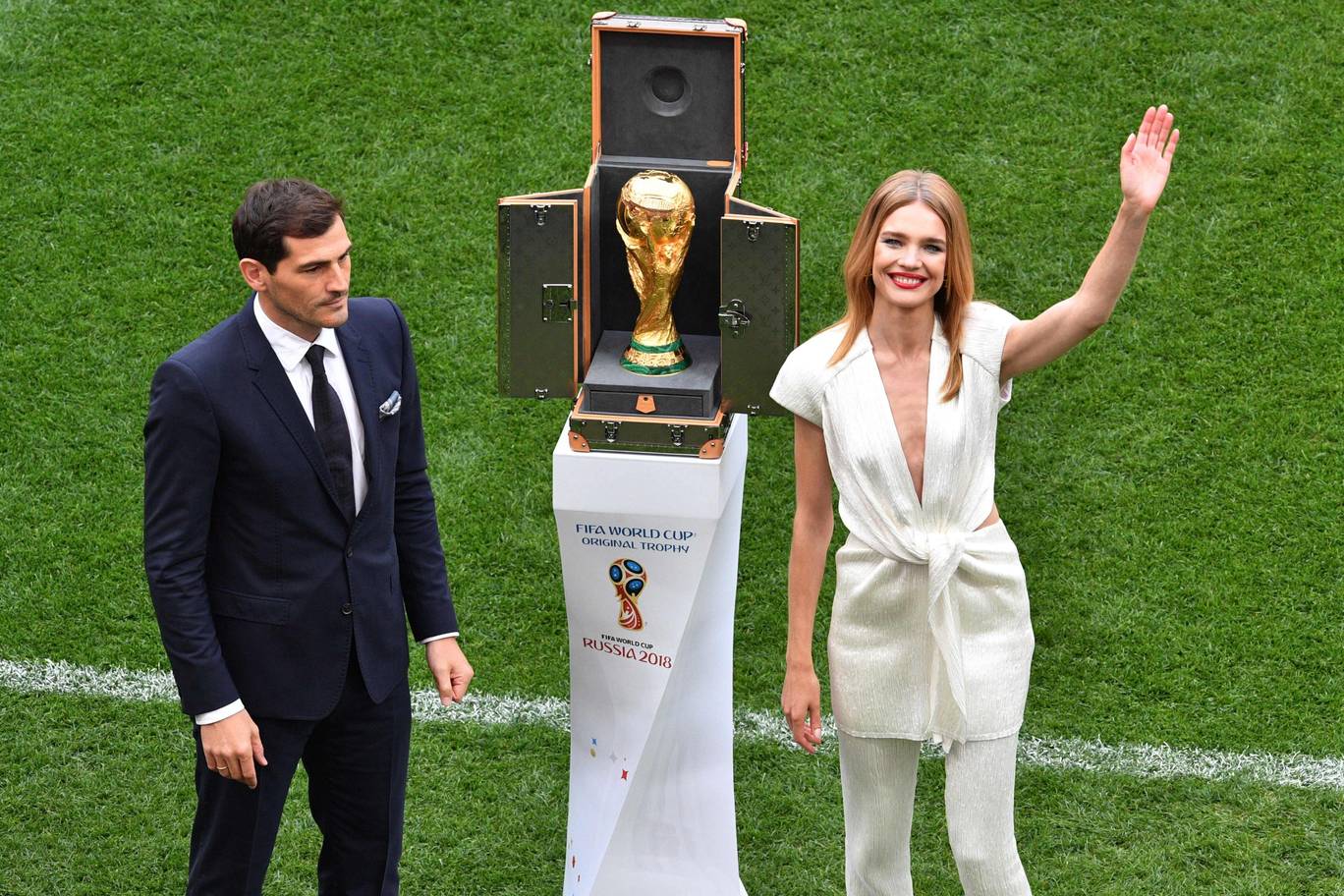 Cựu thủ quân của Tây Ban Nha Iker Casillas và siêu mẫu Natalia Vodianova được vinh dự mang chiếc cúp vàng thế giới ra sân vận động Luzhniki. Đáng chú ý là bên cạnh cúp vàng còn có chiếc hộp đặc biệt được thương hiệu thời trang nổi tiếng thiết kế riêng cho cúp năm nay. Đây là lần thứ hai hãng thời gian hợp tác với FIFA trong việc kết hợp thời trang cao cấp với thể thao.