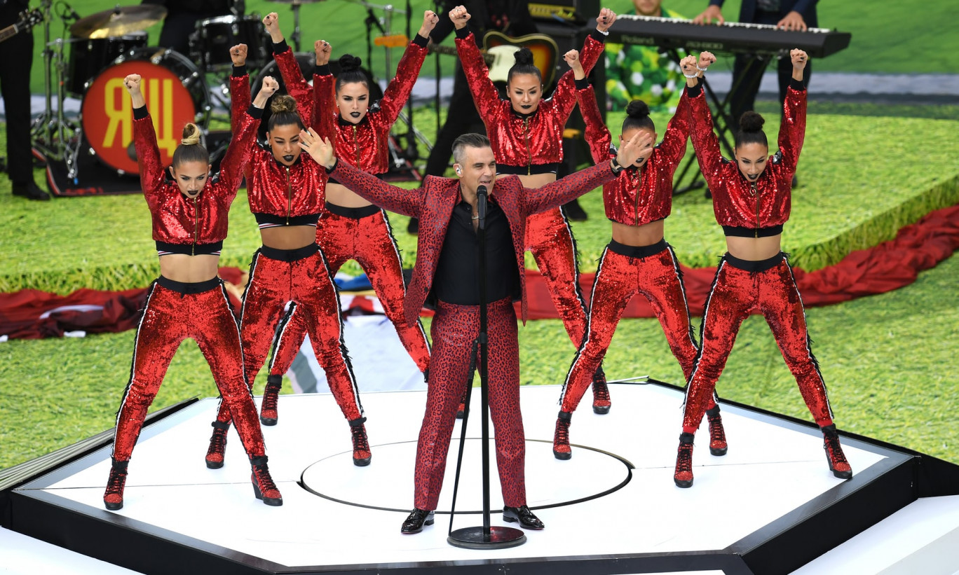 Ngôi sao nhạc Pop nổi tiếng người Anh Robbie Williams là người dẫn dắt chương trình trong lễ khai mạc. 
