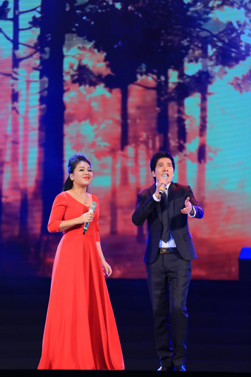 Ca sĩ Anh Thơ cũng góp mặt trong liveshow với Kiếp nghèo và bài song ca cùng Hồ Quang 8 – Đi trong hương tràm.