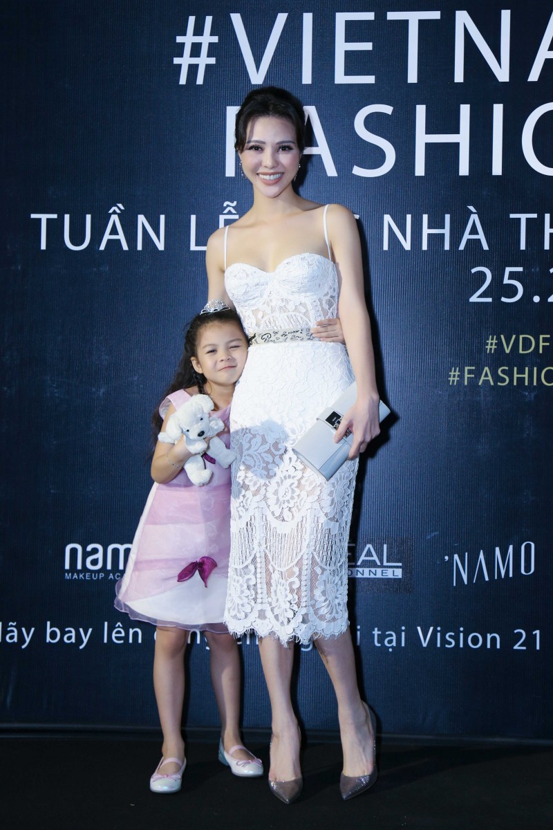 Từng là người mẫu thời đầu của Venus, Trà Giang đã giã từ sàn diễn từ khoảng 3 năm nay sau khi đăng quang Á hậu Hoa hậu người Việt Thế giới 2013. Cô chỉ thỉnh thoảng xuất hiện trong các sự kiện thời trang lớn.