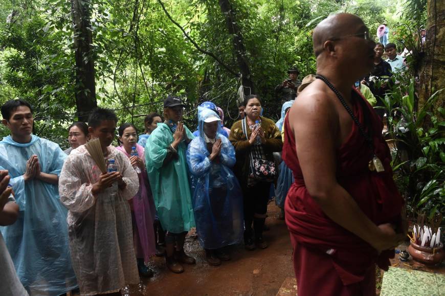 Ở tỉnh Songkhla miền Nam Thái Lan, cộng đồng người Hồi giáo cũng cùng các tín đồ Phật giáo cả nước cầu nguyện cho 13 thành viên đội bóng được bình an vô sự, trở về bên gia đình. 