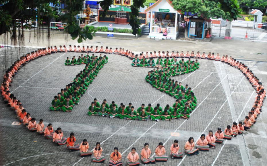 Học sinh và giáo viên tại nhiều trường học trên khắp Thái Lan đã tổ chức các buổi ngồi thiền và cầu nguyện cho 13 thành viên đội bóng.