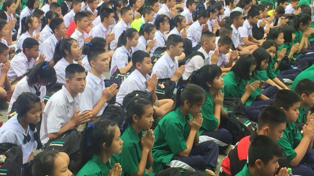Trường Mae Sai Prasitsart là nơi 6 thành viên đội bóng Wild Boars đang theo học. Kể từ khi đội bóng nhí và huấn luyện viên mắc kẹt trong hang Tham Luang, giáo viên và học sinh trong trường thường tập trung ngoài trời để cầu nguyện cho những thiếu niên gặp nạn.
