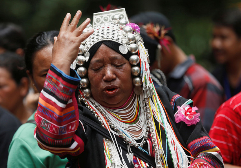 Một phụ nữ dân tộc Akha cầu nguyện cho các em