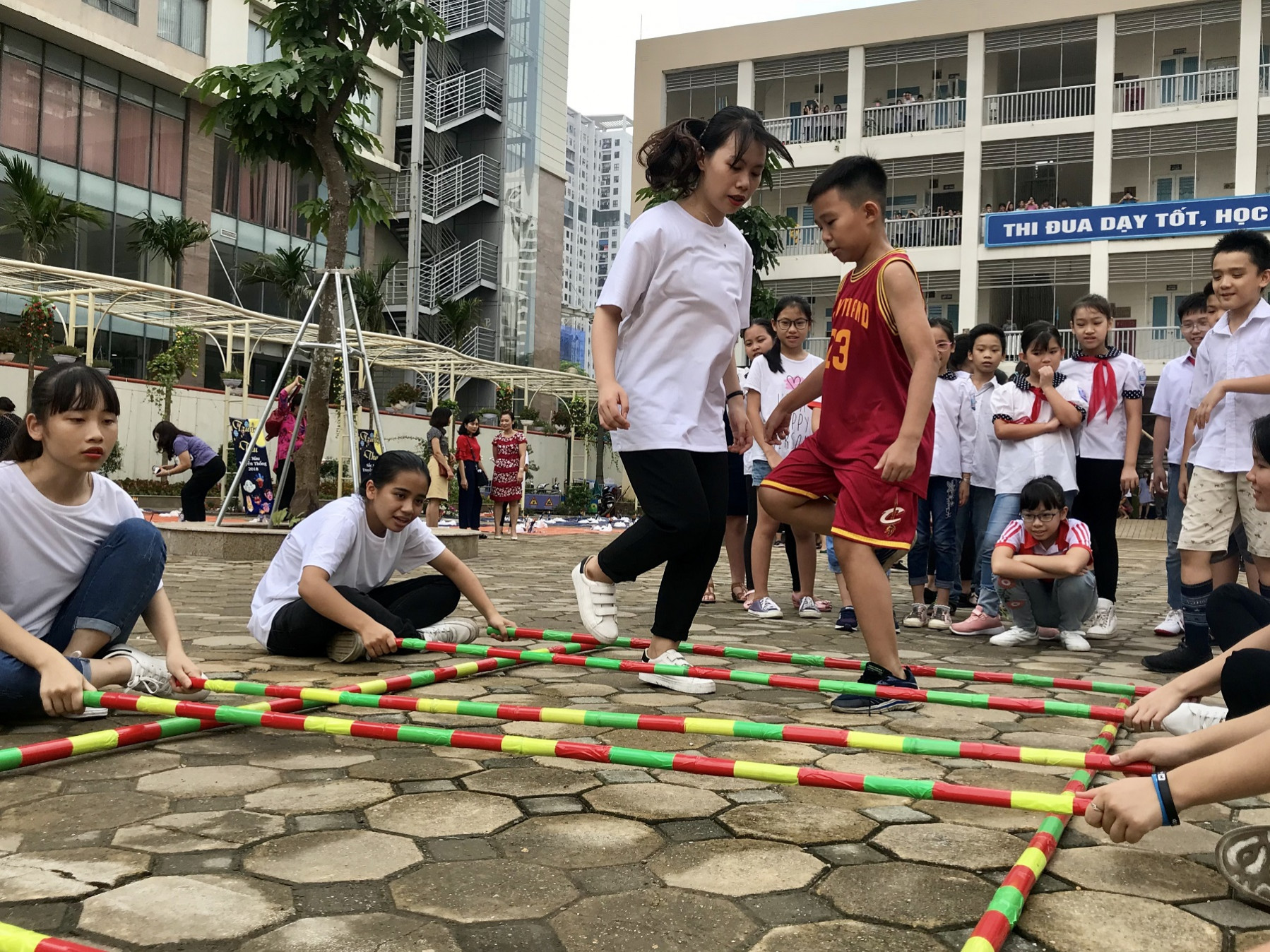 Ngoài hoạt động chính là vẽ mặt nạ, chương trình 