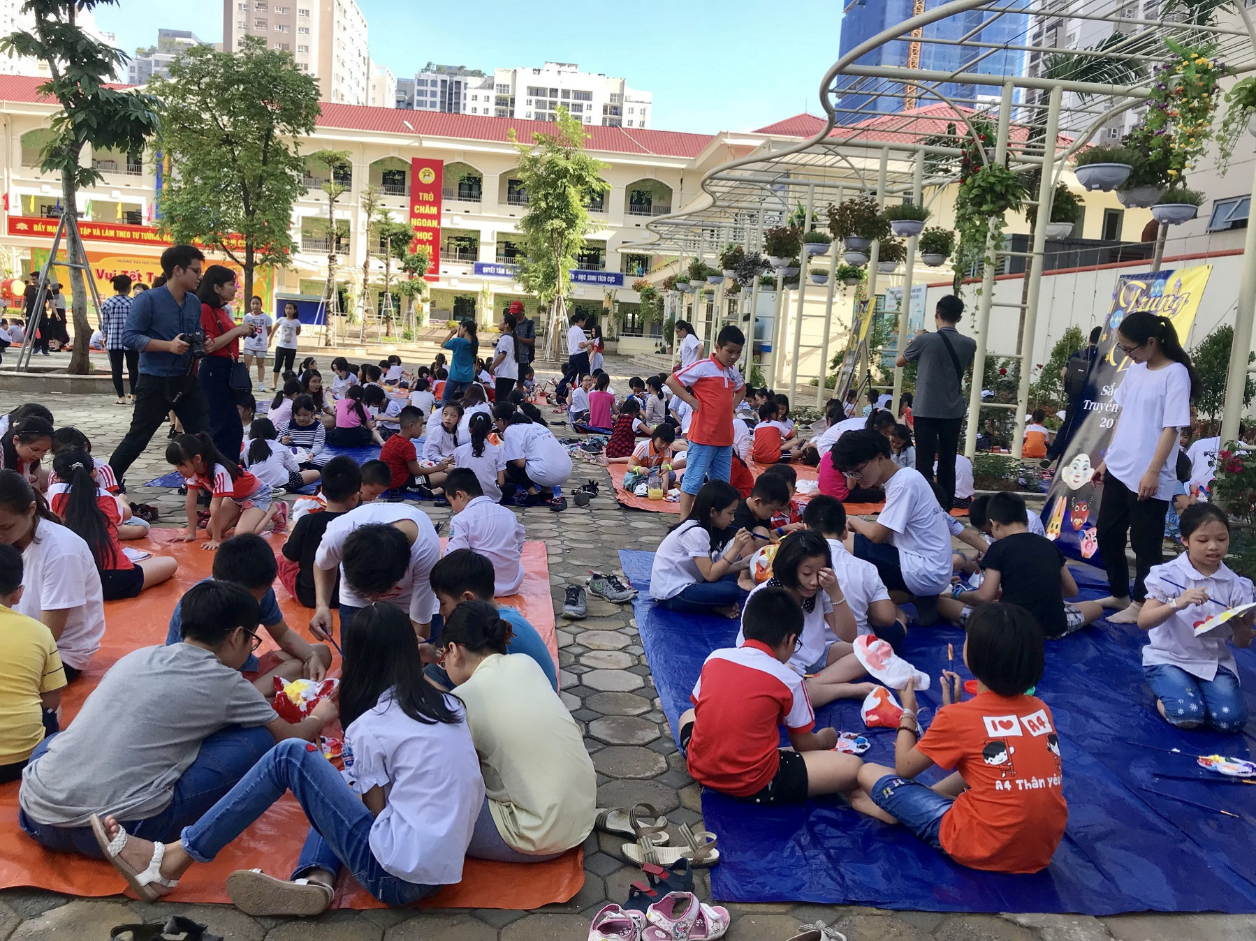 Chiều 19/9, hơn 200 học sinh trường tiểu học Thanh Xuân Trung háo hức tham dự hoạt động văn hóa vẽ mặt nạ giấy bồi tại khuôn viên sân trường