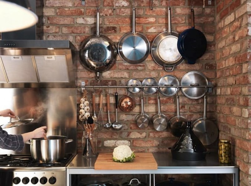 Sử dụng giá treo, móc: Không chỉ tiết kiệm không gian,những chiếc giá treo còn tăng tính thẩm mỹ cho gian bếp nhà bạn. 